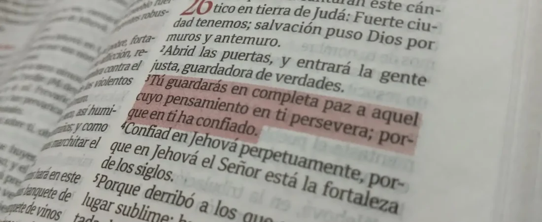 “Tú guardarás en completa paz a aquel cuyo pensamiento en Ti persevera; porque en Ti ha confiado.”